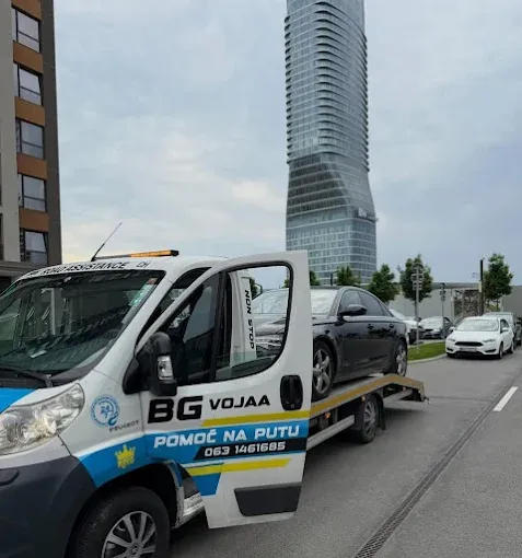 Šlep vozilo sa utovarenim putničkim automobilom na platformi kod Kule Beograd