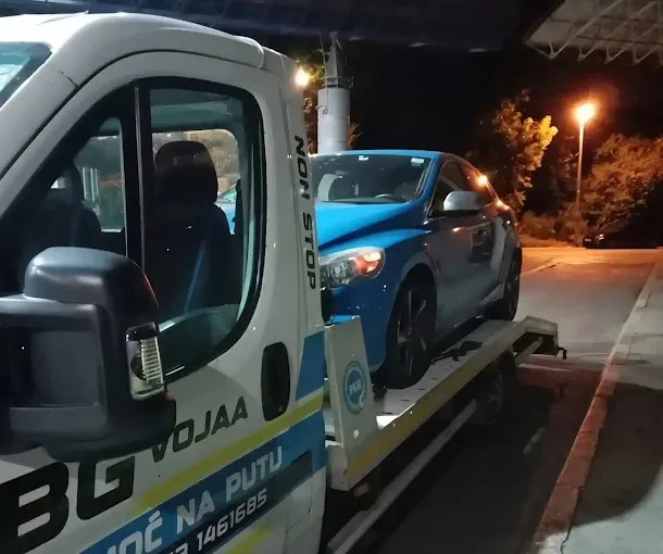 Noćna intervencija šlep službe ispod nadvožnjaka, kupe vozilo na platformi